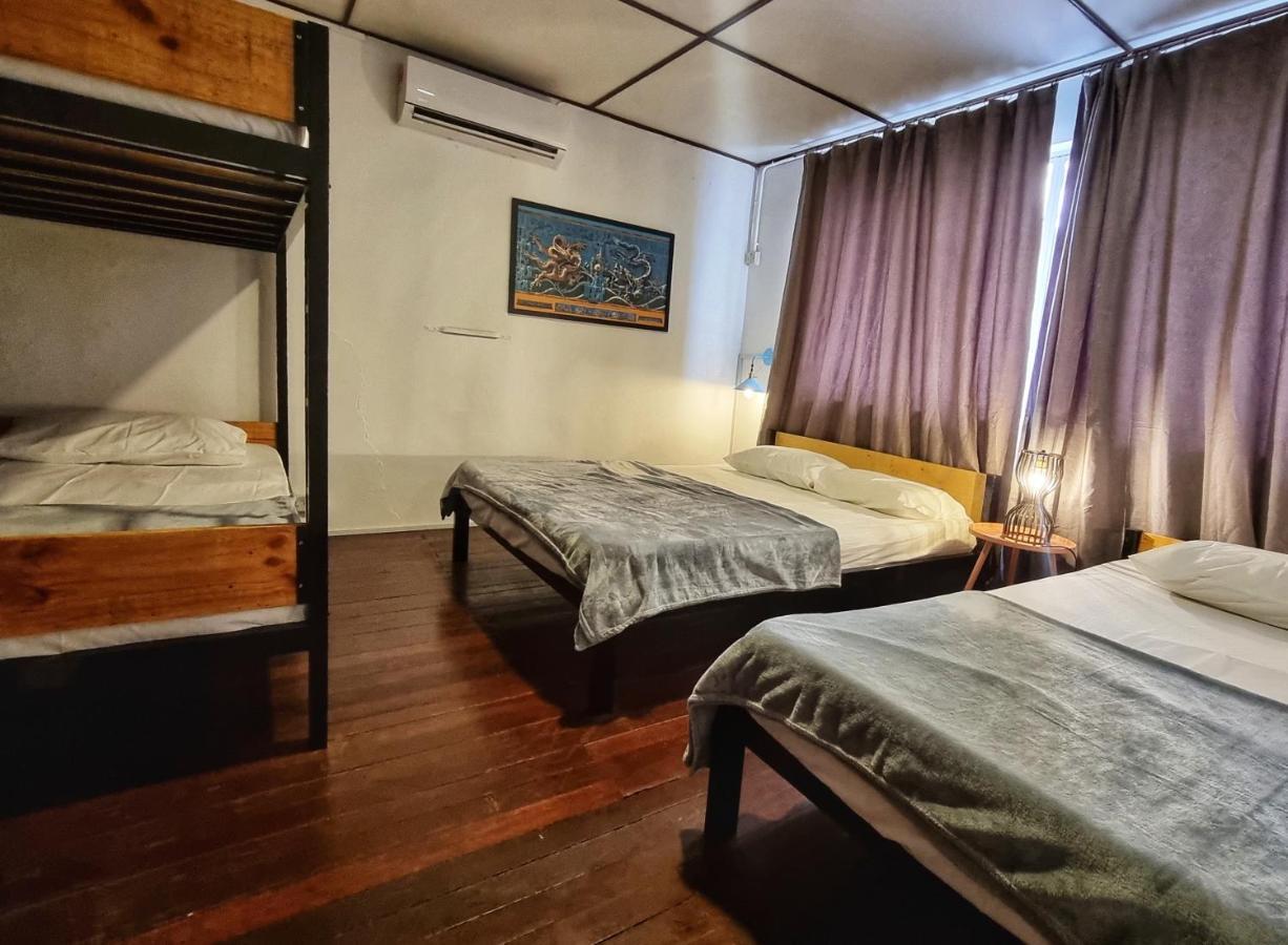 Treehouse Hostel Kuching Exterior photo